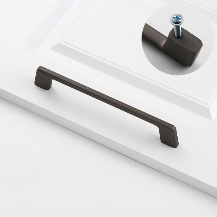Möbelgriff Batuco – klassischer, schlichter und ergonomischer Griff in Perlgrau, Schwarz, gebürstetem Nickel, Gold und gebürstetem Gold. Größen 128–256 mm, ideal für moderne und klassische Möbel