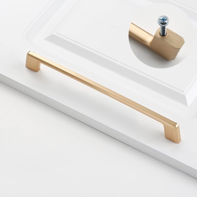Möbelgriff Batuco – klassischer, schlichter und ergonomischer Griff in Perlgrau, Schwarz, gebürstetem Nickel, Gold und gebürstetem Gold. Größen 128–256 mm, ideal für moderne und klassische Möbel