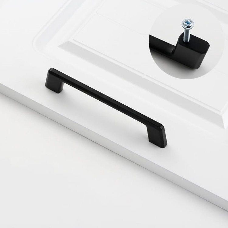 Möbelgriff Batuco – klassischer, schlichter und ergonomischer Griff in Perlgrau, Schwarz, gebürstetem Nickel, Gold und gebürstetem Gold. Größen 128–256 mm, ideal für moderne und klassische Möbel
