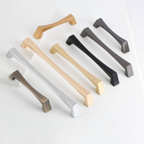 Möbelgriff Peral – moderner eleganter Griff in gebürstetem Gold, Gold, Schwarz, Perlgrau und gebürstetem Nickel. Größen 128–320 mm, ideal für Küchen- und Badmöbel, Schränke und Schubladen.