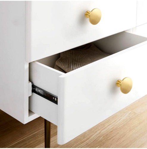 Möbelknopf Belen – Griff in gebürstetem Gold für Schränke und Schubladen im modernen, klassischen und Glamour-Stil. Erhältlich in 28 und 32 mm Durchmesser – egriffe.de