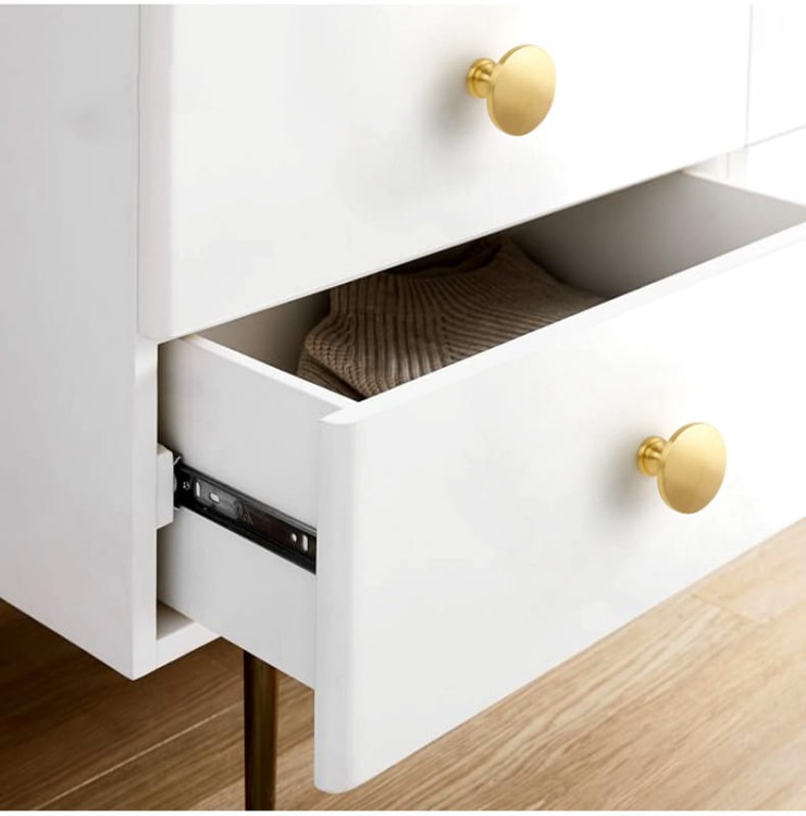 Möbelknopf Belen – Griff in gebürstetem Gold für Schränke und Schubladen im modernen, klassischen und Glamour-Stil. Erhältlich in 28 und 32 mm Durchmesser – egriffe.at