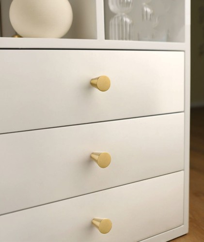 Möbelknopf Nitre – Griff in gebürstetem Gold für Schränke und Schubladen im minimalistischen, modernen und skandinavischen Stil. Erhältlich in 15, 20 und 25 mm – egriffe.de