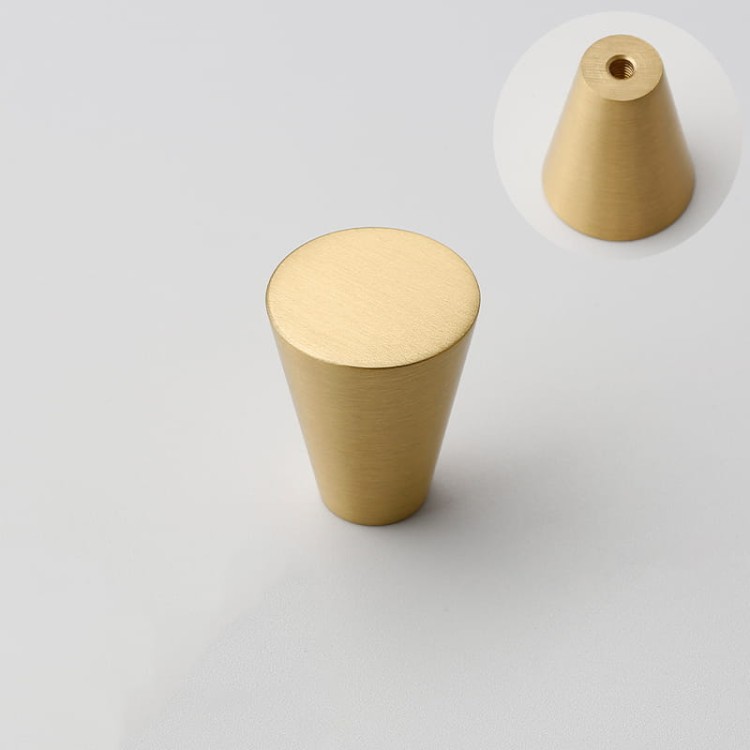 Möbelknopf Nitre – Griff in gebürstetem Gold für Schränke und Schubladen im minimalistischen, modernen und skandinavischen Stil. Erhältlich in 15, 20 und 25 mm – egriffe.at