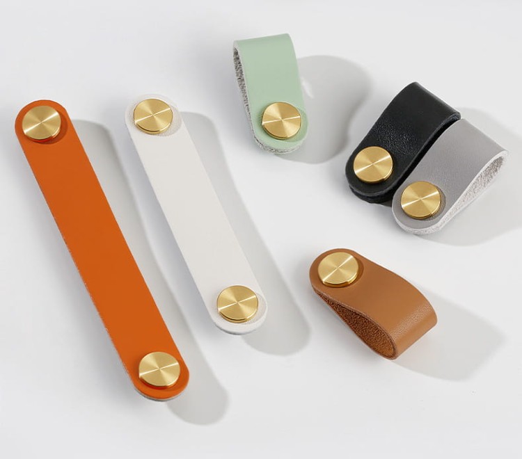 Möbelgriff Alerce – Leder-Schlaufengriff in Schwarz, Weiß, Orange, Rosa, Grau, Braun und Pastellgrün. 1-Loch-Montage oder 96 mm Lochabstand, Boho- und Skandi-Stil, ideal für Kindermöbel – egriffe.at