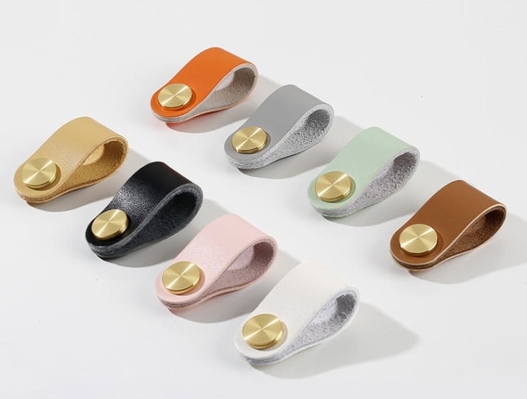 Möbelgriff Alerce – Leder-Schlaufengriff in Schwarz, Weiß, Orange, Rosa, Grau, Braun und Pastellgrün. 1-Loch-Montage oder 96 mm Lochabstand, Boho- und Skandi-Stil, ideal für Kindermöbel – egriffe.de