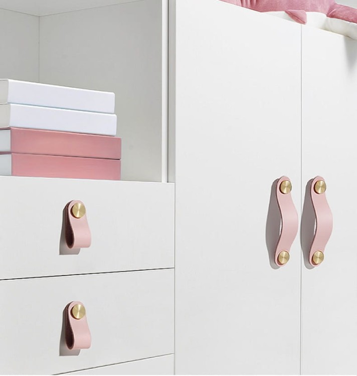 Möbelgriff Alerce – Leder-Schlaufengriff in Schwarz, Weiß, Orange, Rosa, Grau, Braun und Pastellgrün. 1-Loch-Montage oder 96 mm Lochabstand, Boho- und Skandi-Stil, ideal für Kindermöbel – egriffe.de
