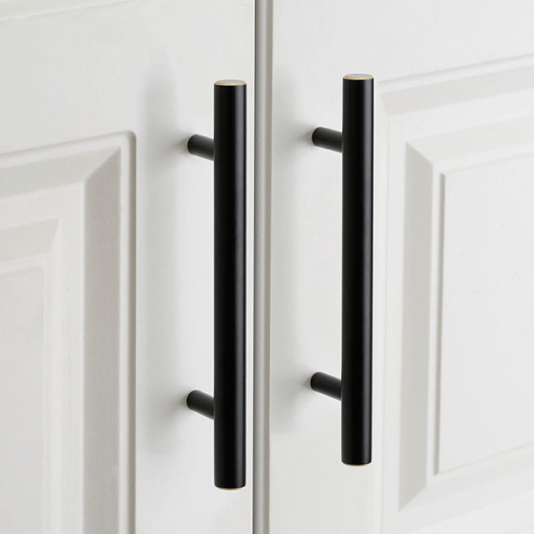 Möbelgriff Poza – T-Bar-Griff in Schwarz oder Gold, im industriellen und modernen Stil. Ideal für Küchenmöbel, Schubladen und Kommoden, erhältlich als T-Bar sowie in 96, 128 und 160 mm – egriffe.de