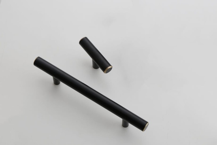 Möbelgriff Poza – T-Bar-Griff in Schwarz oder Gold, im industriellen und modernen Stil. Ideal für Küchenmöbel, Schubladen und Kommoden, erhältlich als T-Bar sowie in 96, 128 und 160 mm – egriffe.de