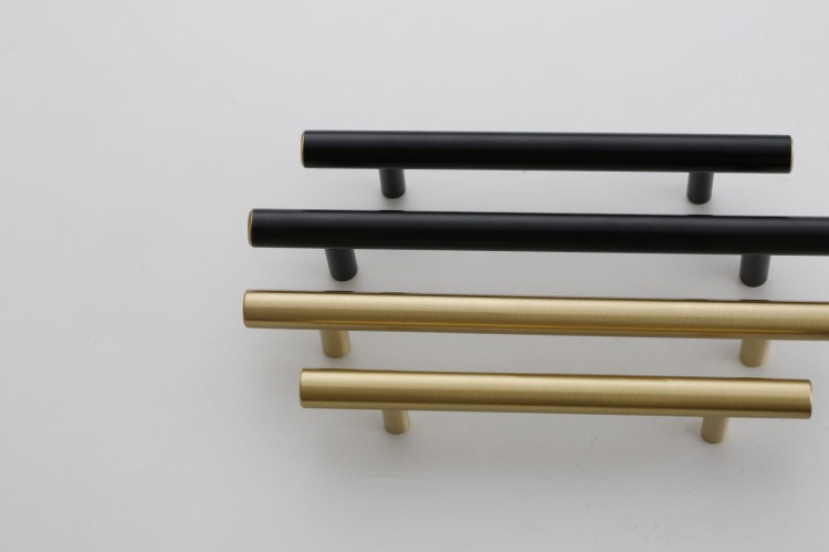 Möbelgriff Poza – T-Bar-Griff in Schwarz oder Gold, im industriellen und modernen Stil. Ideal für Küchenmöbel, Schubladen und Kommoden, erhältlich als T-Bar sowie in 96, 128 und 160 mm – egriffe.at