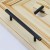 Möbelgriff Poza – T-Bar-Griff in Schwarz oder Gold, im industriellen und modernen Stil. Ideal für Küchenmöbel, Schubladen und Kommoden, erhältlich als T-Bar sowie in 96, 128 und 160 mm – egriffe.de