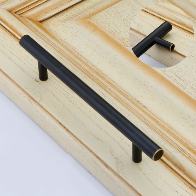 Möbelgriff Poza – T-Bar-Griff in Schwarz oder Gold, im industriellen und modernen Stil. Ideal für Küchenmöbel, Schubladen und Kommoden, erhältlich als T-Bar sowie in 96, 128 und 160 mm – egriffe.de