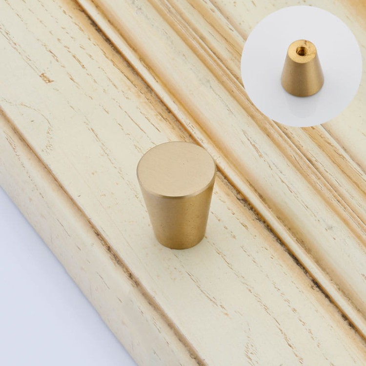 Möbelknopf Luiz – konischer Knopf in Messing oder schwarzem Messing, erhältlich in zwei Größen: klein und groß. Ideal für Schubladen, Kommoden, Vitrinen, Küchen- und Badschränke – egriffe.de