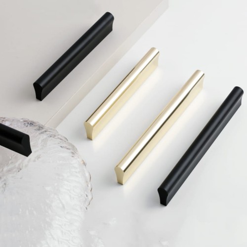 Möbelgriff Anta – schlichter Frontmontage-Griff in Schwarz und gebürstetem Gold, Größen 96, 128, 192, 320, 576 und 960 mm. Modern für Küchenmöbel, Kommoden, Schränke und Bäder – egriffe.at
