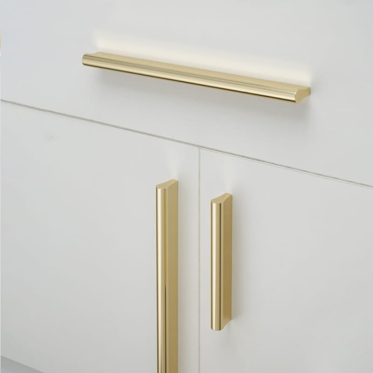 Möbelgriff Anta – schlichter Frontmontage-Griff in Schwarz und gebürstetem Gold, Größen 96, 128, 192, 320, 576 und 960 mm. Modern für Küchenmöbel, Kommoden, Schränke und Bäder – egriffe.de