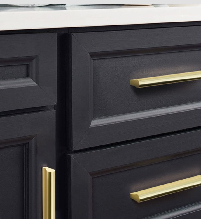 Möbelgriff Anta – schlichter Frontmontage-Griff in Schwarz und gebürstetem Gold, Größen 96, 128, 192, 320, 576 und 960 mm. Modern für Küchenmöbel, Kommoden, Schränke und Bäder – egriffe.at