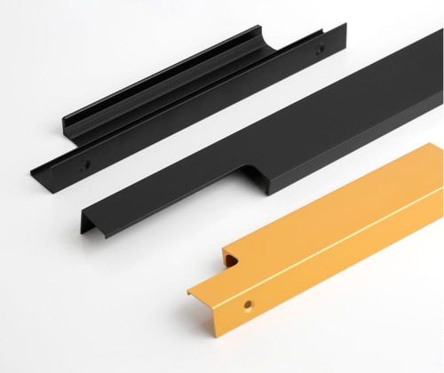 Möbelgriff Bonito – aufliegender Aluminiumgriff mit Frontmontage in Schwarz oder Champagnergold. Größen 160, 192, 256, 480 und 960 mm. Ideal für Küche, Schränke, Schubladen und Garderobe – egriffe.de