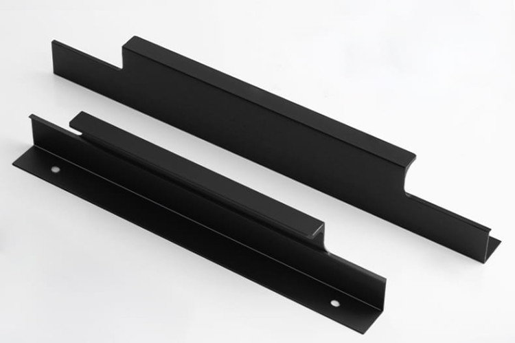 Möbelgriff Bonito – aufliegender Aluminiumgriff mit Frontmontage in Schwarz oder Champagnergold. Größen 160, 192, 256, 480 und 960 mm. Ideal für Küche, Schränke, Schubladen und Garderobe – egriffe.de