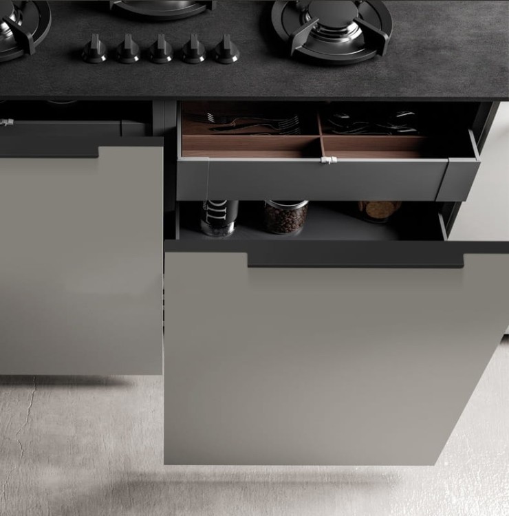 Möbelgriff Bonito – aufliegender Aluminiumgriff mit Frontmontage in Schwarz oder Champagnergold. Größen 160, 192, 256, 480 und 960 mm. Ideal für Küche, Schränke, Schubladen und Garderobe – egriffe.de