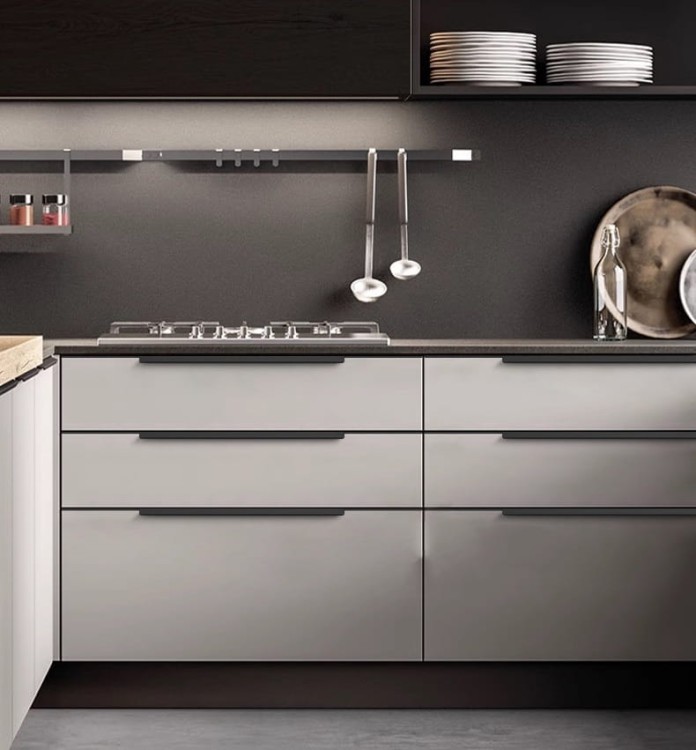 Möbelgriff Bonito – aufliegender Aluminiumgriff mit Frontmontage in Schwarz oder Champagnergold. Größen 160, 192, 256, 480 und 960 mm. Ideal für Küche, Schränke, Schubladen und Garderobe – egriffe.de