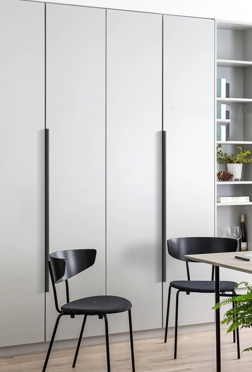 Möbelgriff Bonito – aufliegender Aluminiumgriff mit Frontmontage in Schwarz oder Champagnergold. Größen 160, 192, 256, 480 und 960 mm. Ideal für Küche, Schränke, Schubladen und Garderobe – egriffe.de