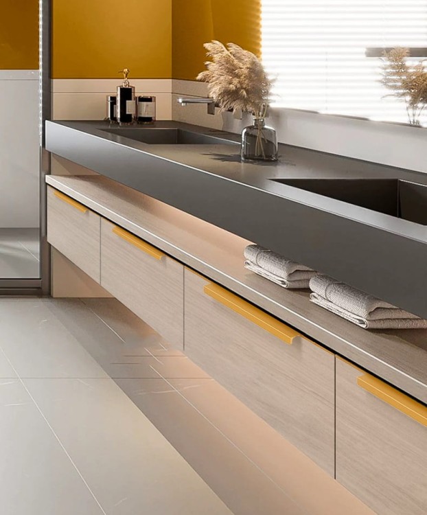 Möbelgriff Bonito – aufliegender Aluminiumgriff mit Frontmontage in Schwarz oder Champagnergold. Größen 160, 192, 256, 480 und 960 mm. Ideal für Küche, Schränke, Schubladen und Garderobe – egriffe.de