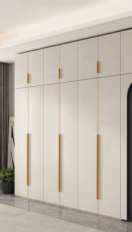 Möbelgriff Bonito – aufliegender Aluminiumgriff mit Frontmontage in Schwarz oder Champagnergold. Größen 160, 192, 256, 480 und 960 mm. Ideal für Küche, Schränke, Schubladen und Garderobe – egriffe.de