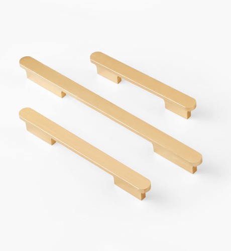 Möbelgriff Novo – klassischer Aufsatzgriff in Schwarz oder gebürstetem Gold, Größen 96–768 mm. Im modernen Glamour-Stil, für Küchenschränke, Kommoden und Schreibtische – egriffe.at