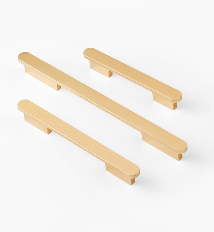 Möbelgriff Novo – klassischer Aufsatzgriff in Schwarz oder gebürstetem Gold, Größen 96–768 mm. Im modernen Glamour-Stil, für Küchenschränke, Kommoden und Schreibtische – egriffe.de