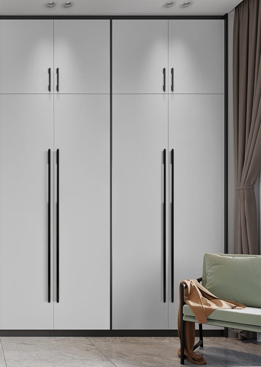 Möbelgriff Novo – klassischer Aufsatzgriff in Schwarz oder gebürstetem Gold, Größen 96–768 mm. Im modernen Glamour-Stil, für Küchenschränke, Kommoden und Schreibtische – egriffe.de