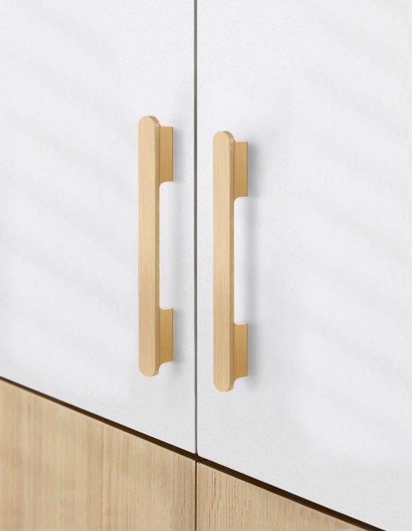 Möbelgriff Novo – klassischer Aufsatzgriff in Schwarz oder gebürstetem Gold, Größen 96–768 mm. Im modernen Glamour-Stil, für Küchenschränke, Kommoden und Schreibtische – egriffe.de