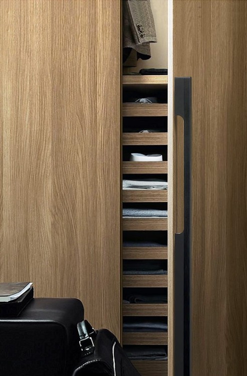 Möbelgriff Vista – moderner minimalistischer Griff in Schwarz, Champagnergold und Aschgrau. Größen 96–960 mm, für Küchen- und Badmöbel, Schränke, Schubladen und Kommoden – egriffe.at