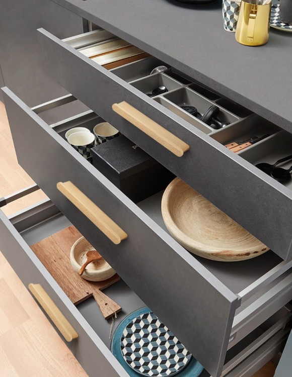 Möbelgriff Ema – Eck-Kantengriff in Schwarz, Gold oder gebürstetem Grau. Größen 96–960 mm, ideal für Küchenschränke, Schubladen, Kommoden und Badmöbel – egriffe.at