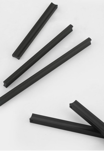 Möbelgriff Fava – mattschwarzer, pulverbeschichteter Aluminiumgriff im modernen Loft-Stil. Längen 96–960 mm, ideal für Küchenfronten, Badmöbel, Schränke und Schubladen – egriffe.at