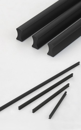 Möbelgriff Fava – mattschwarzer, pulverbeschichteter Aluminiumgriff im modernen Loft-Stil. Längen 96–960 mm, ideal für Küchenfronten, Badmöbel, Schränke und Schubladen – egriffe.de