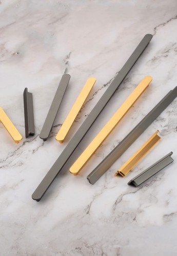Möbelgriff Terra – moderner minimalistischer Griff in Gold oder gebürstetem Grau. Größen 96, 128, 192, 320, 768 und 960 mm. Für Küchen- und Badschränke sowie Schubladen – egriffe.de