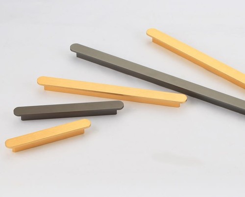 Möbelgriff Terra – moderner minimalistischer Griff in Gold oder gebürstetem Grau. Größen 96, 128, 192, 320, 768 und 960 mm. Für Küchen- und Badschränke sowie Schubladen – egriffe.at