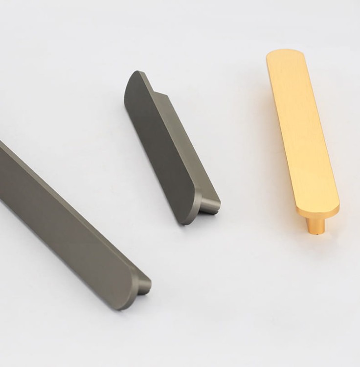 Möbelgriff Terra – moderner minimalistischer Griff in Gold oder gebürstetem Grau. Größen 96, 128, 192, 320, 768 und 960 mm. Für Küchen- und Badschränke sowie Schubladen – egriffe.de