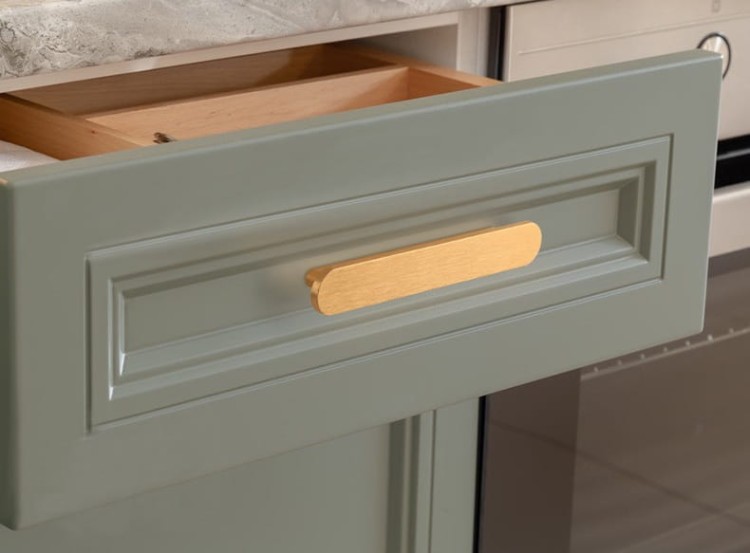 Möbelgriff Terra – moderner minimalistischer Griff in Gold oder gebürstetem Grau. Größen 96, 128, 192, 320, 768 und 960 mm. Für Küchen- und Badschränke sowie Schubladen – egriffe.de
