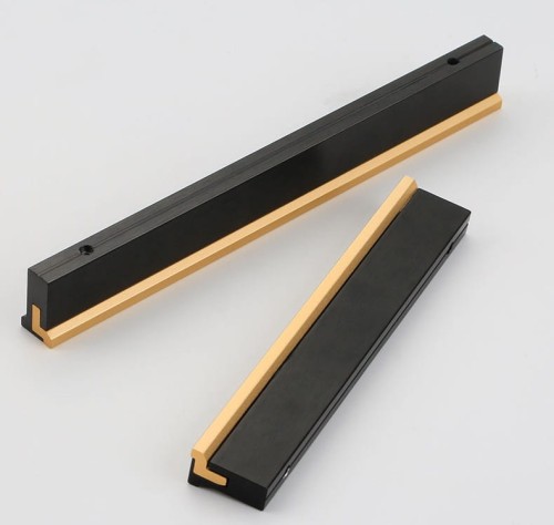 Möbelgriff Elena – schwarzer Kantengriff mit elegantem goldenem Akzent, erhältlich in 96, 128, 192, 320, 546 und 960 mm. Ideal für moderne Küchen, Bäder, Garderoben und Büromöbel – egriffe.de