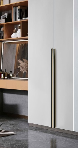 Möbelgriff Elena – schwarzer Kantengriff mit elegantem goldenem Akzent, erhältlich in 96, 128, 192, 320, 546 und 960 mm. Ideal für moderne Küchen, Bäder, Garderoben und Büromöbel – egriffe.de