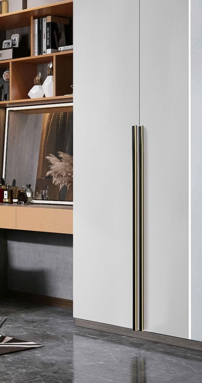 Möbelgriff Elena – schwarzer Kantengriff mit elegantem goldenem Akzent, erhältlich in 96, 128, 192, 320, 546 und 960 mm. Ideal für moderne Küchen, Bäder, Garderoben und Büromöbel – egriffe.de