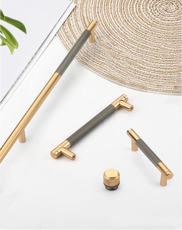 Möbelgriff Laure – goldener Leistengriff mit passendem Knopf und gerändelter Industrial-Oberfläche. Als Knopf sowie in 96, 128 und 256 mm erhältlich, ideal für Küchen-, Bad- und Büromöbel, Schränke und Schubladen – egriffe.de