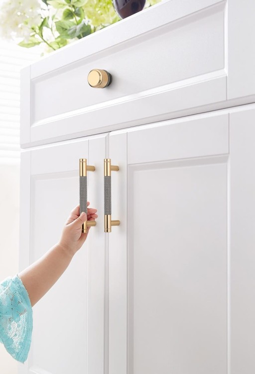 Möbelgriff Laure – goldener Leistengriff mit passendem Knopf und gerändelter Industrial-Oberfläche. Als Knopf sowie in 96, 128 und 256 mm erhältlich, ideal für Küchen-, Bad- und Büromöbel, Schränke und Schubladen – egriffe.de