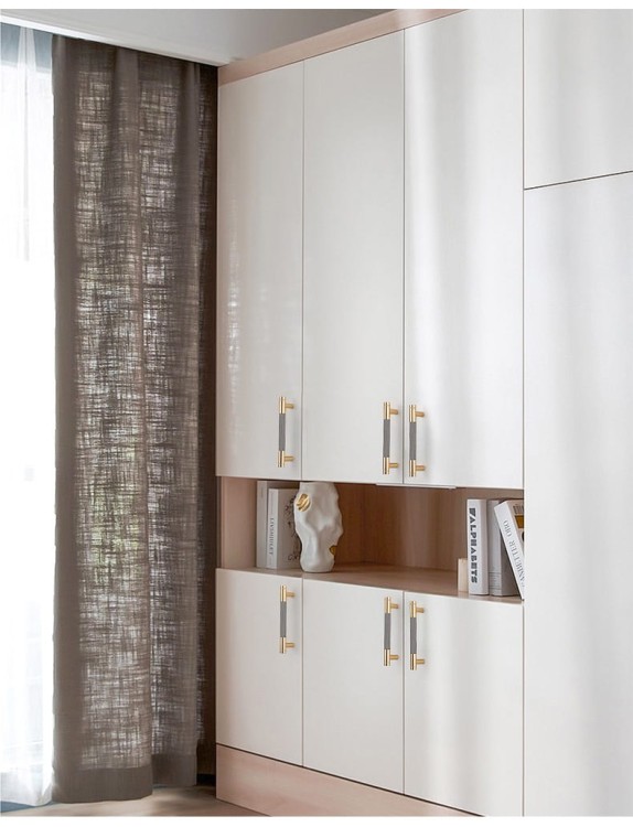 Möbelgriff Laure – goldener Leistengriff mit passendem Knopf und gerändelter Industrial-Oberfläche. Als Knopf sowie in 96, 128 und 256 mm erhältlich, ideal für Küchen-, Bad- und Büromöbel, Schränke und Schubladen – egriffe.de