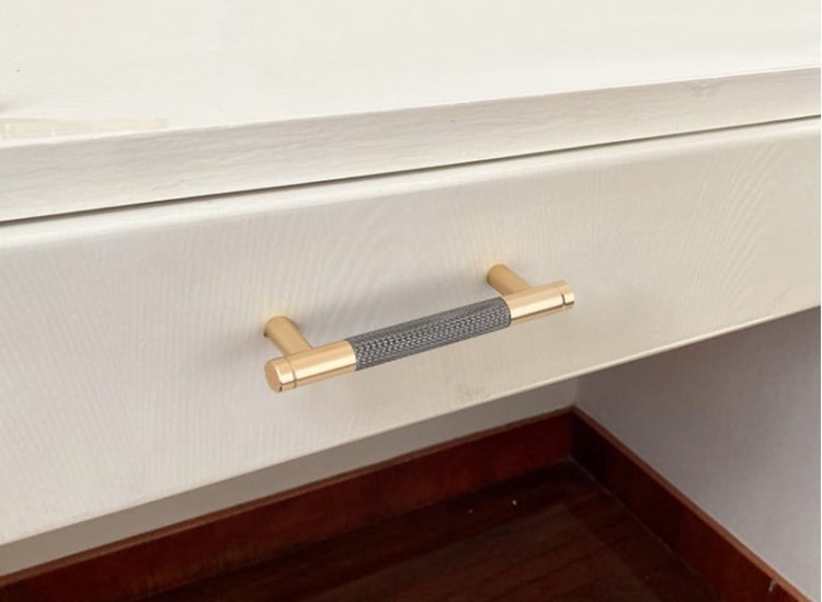 Möbelgriff Laure – goldener Leistengriff mit passendem Knopf und gerändelter Industrial-Oberfläche. Als Knopf sowie in 96, 128 und 256 mm erhältlich, ideal für Küchen-, Bad- und Büromöbel, Schränke und Schubladen – egriffe.de