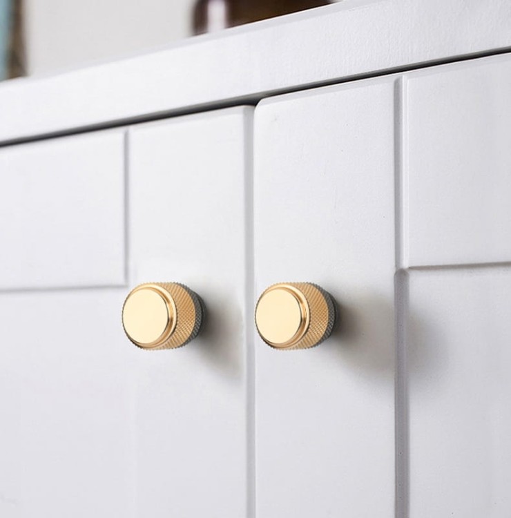 Möbelgriff Laure – goldener Leistengriff mit passendem Knopf und gerändelter Industrial-Oberfläche. Als Knopf sowie in 96, 128 und 256 mm erhältlich, ideal für Küchen-, Bad- und Büromöbel, Schränke und Schubladen – egriffe.de