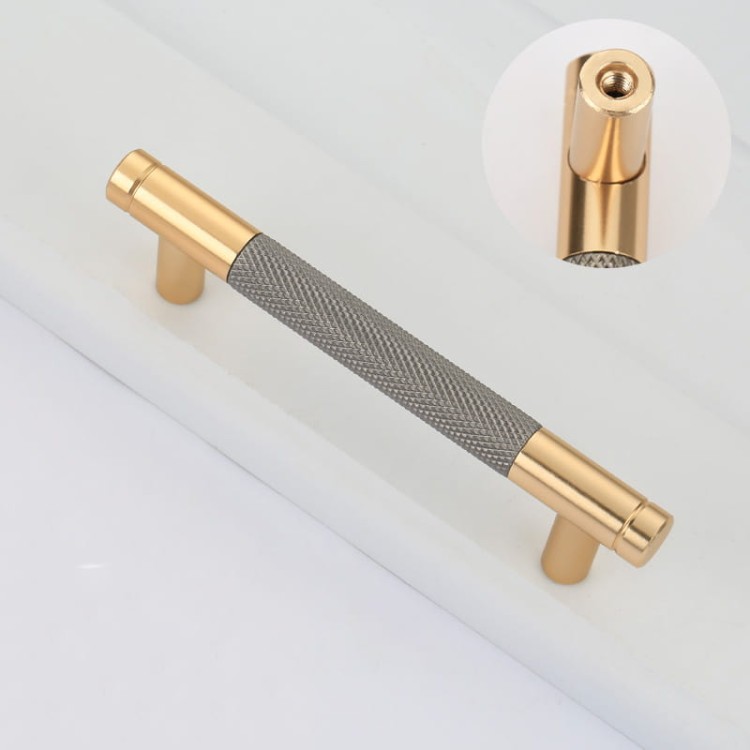 Möbelgriff Laure – goldener Leistengriff mit passendem Knopf und gerändelter Industrial-Oberfläche. Als Knopf sowie in 96, 128 und 256 mm erhältlich, ideal für Küchen-, Bad- und Büromöbel, Schränke und Schubladen – egriffe.de