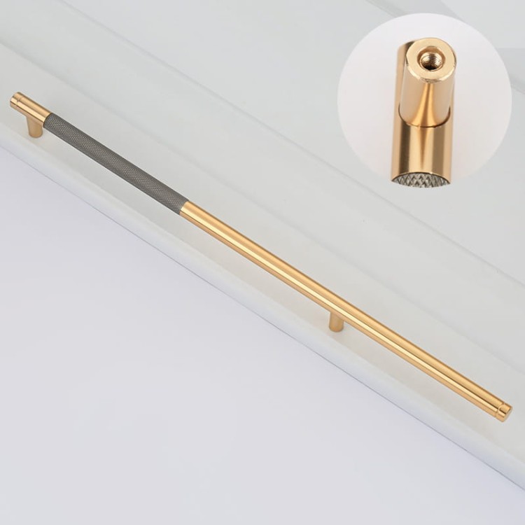 Möbelgriff Laure – goldener Leistengriff mit passendem Knopf und gerändelter Industrial-Oberfläche. Als Knopf sowie in 96, 128 und 256 mm erhältlich, ideal für Küchen-, Bad- und Büromöbel, Schränke und Schubladen – egriffe.de