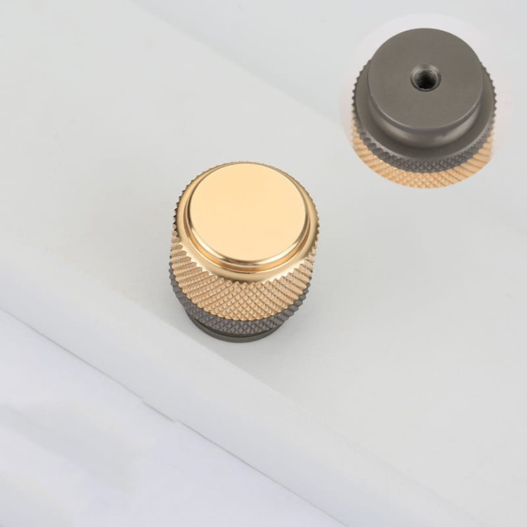 Möbelgriff Laure – goldener Leistengriff mit passendem Knopf und gerändelter Industrial-Oberfläche. Als Knopf sowie in 96, 128 und 256 mm erhältlich, ideal für Küchen-, Bad- und Büromöbel, Schränke und Schubladen – egriffe.de